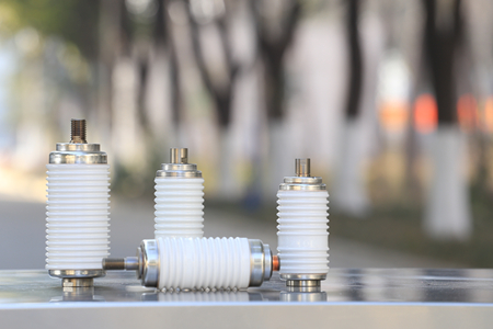 真空開(kāi)關(guān)管接觸點(diǎn)選什么材質(zhì)好？一般為銅合金！